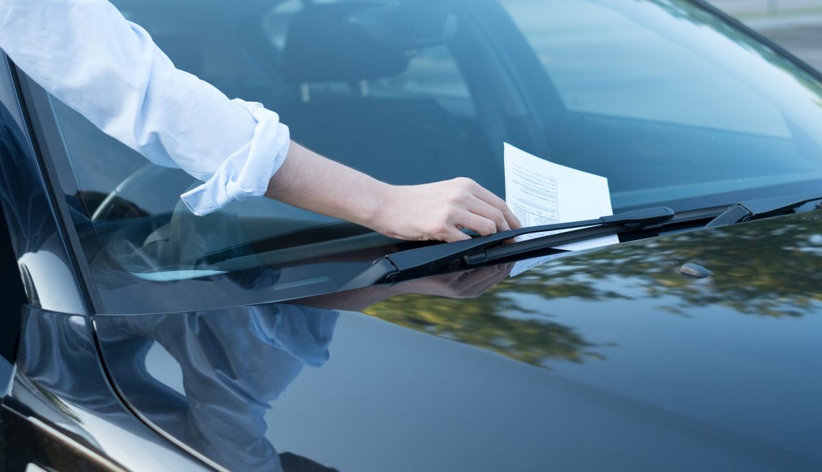 una-nota-en-el-parabrisas